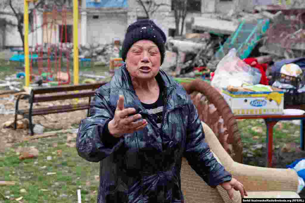 «Як я онучці буду казати, що мами й тата немає? В мене вже сил немає! Як жити далі?!» – плачучи, каже 77-річна Марія. Її донька та зять загинули у будинку, зруйнованому російськими обстрілами Бородянки. Київщина, 8 квітня 2022 року