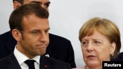 Президент Франції Емманюель Макрон л) (і канцлер Німеччини Анґела Меркель, архівне фото