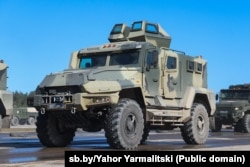 Фото з репетиції параду 9 травня на аеродромі «Липки» під Мінськом. Видно машини «Спартак» із розмитими номерами. Фото SB.BY — Білорусь сьогодні, 3 квітня 2025 року