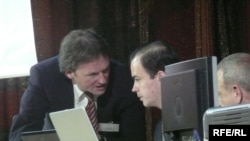 Сопредседатель "Правого дела" Борис Титов получает указания от главы аппарата партии Андрея Дунаева, назначенного в новый проект администрацией президента