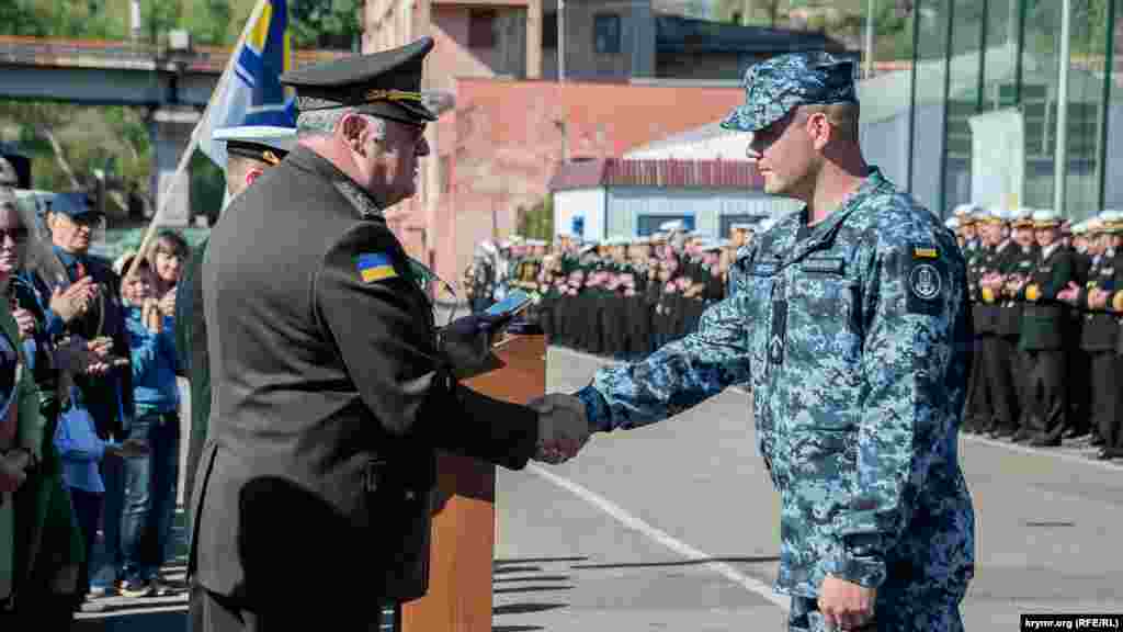 Навесні 2014 року курсант Севастопольської академії ВМС Олександр Регула (на фото праворуч) разом із товаришами співав гімн України у той час, коли російські військові спускали з флагштока український прапор і піднімали свій. Тепер Олександр Регула командує новим бронекатером «Кременчук»