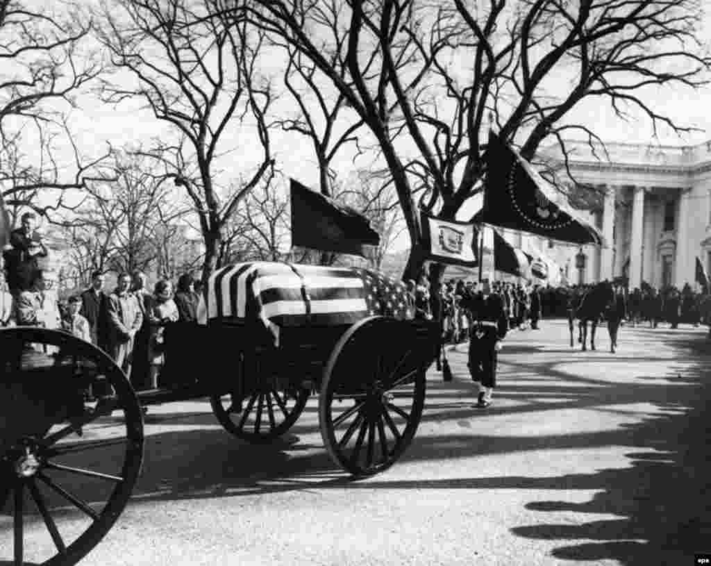 President Kennedy's funeral procession to St. Matthew's Cathedral with the caisson and casket, standard bearers, riderless horse, and mourners at the White House in Washington on November 25, 1963.