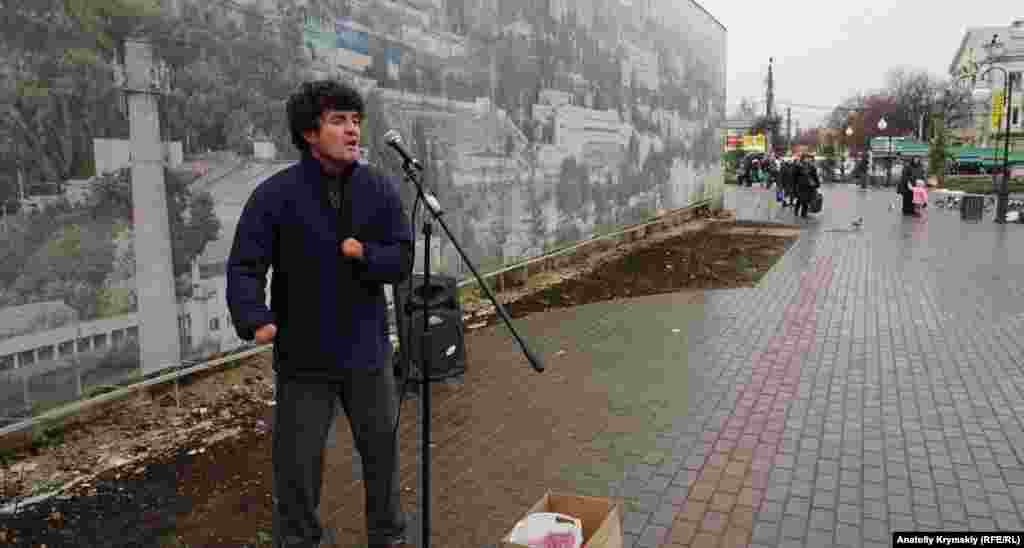 Уличный певец Мустафа Муртазаев всегда покоряет своим голосом. А еще он – известный крымскотатарский художник. Картины Мустафы хранятся в частных собраниях коллекционеров из Англии, Германии, Канады, Кубы, Украины, России