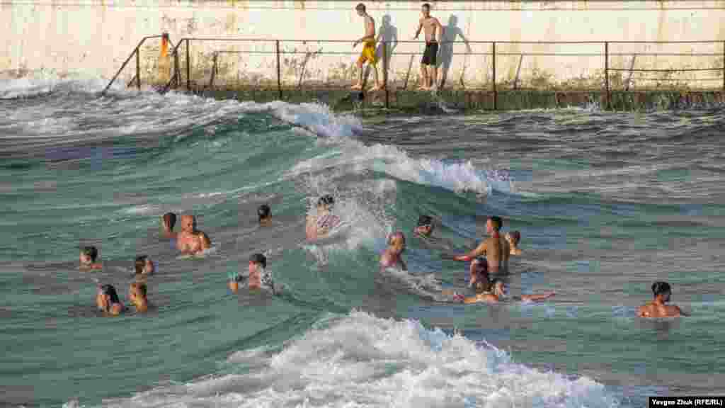 Море «волнуется» и, кажется, многим это по душе