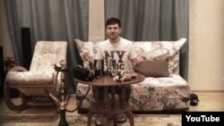 Зелимхан Бакаев. Скриншот видеозаписи, которую правозащитники считают постановочной