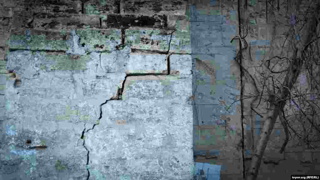 Российская компания из Санкт-Петербурга «Меандр» выиграла тендер на проведение первоочередных противоаварийных работ на Большой Митридатской лестнице. Проект предполагает реставрацию и реконструкцию лестницы, благоустройство склона горы Митридат, организацию смотровой площадки на вершине горы