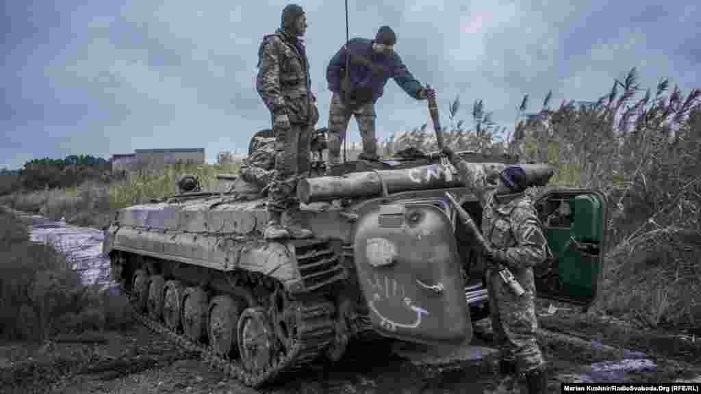 На одній із позицій поблизу лінії розмежування солдати ЗСУ проводять навчання зі стрільби з БМП-1