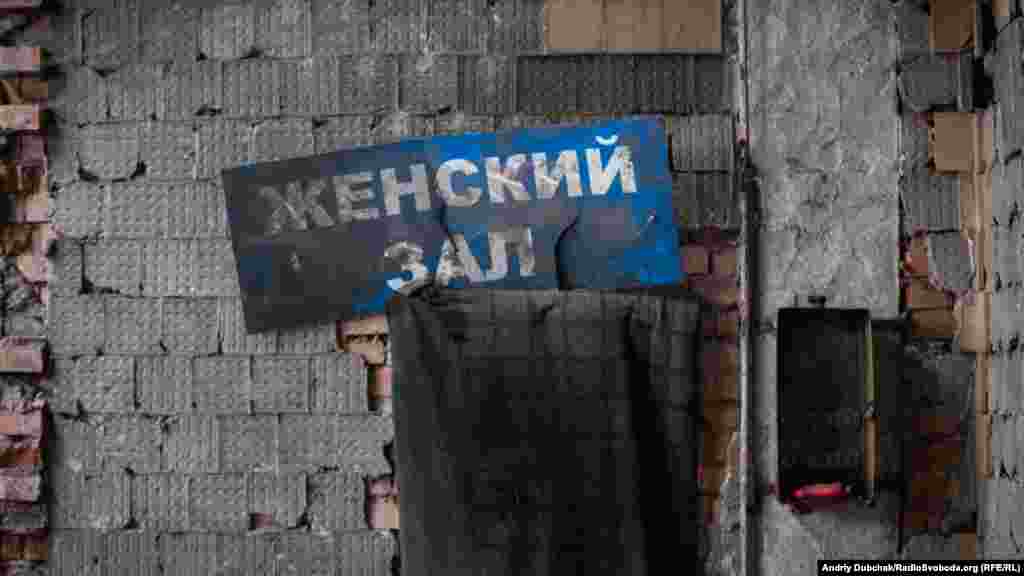 Жіноча кімната для «попудрити носика» тут виглядє так