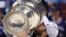 Капитан "Бостона" Дэвид Крейчи с Кубком Стенли. 15 июля 2011 г
