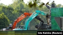 Демонтаж памятника советским воинам в Риге, 23 августа 2022 года