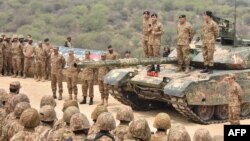 Головнокомандувач армії Пакистану генерал Сайед Асім Мунір стоїть на танку та розмовляє з військовими, 1 травня 2025 року