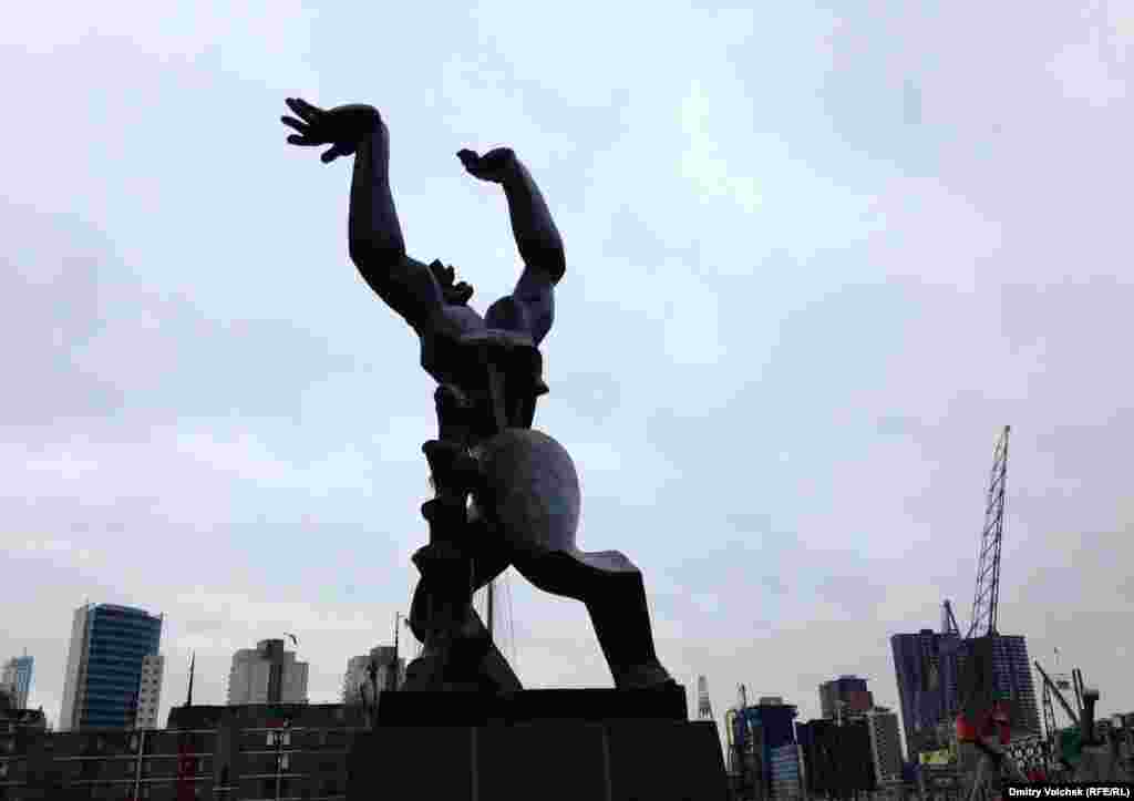 По дороге в кинотеатр "Синерама" я встречаюсь со скульптурой Наума Габо, а это – монумент Осипа Цадкина "Памяти разрушенного Роттердама" (1953)