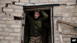 Військовослужбовець 24-ї ОМБр ЗСУ спостерігає за ситуацією на передовій поблизу Часового Яру, 7 лютого 2025 року