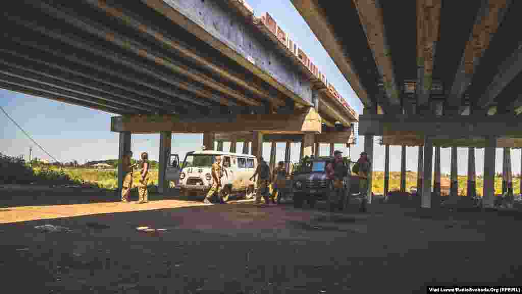 Позиція «Республіка міст», яку також називають «Ворота до Пісок», отримала свою назву після того, як бійці відбили цей блокпост у сепаратистів та хотіли замалювати напис «Донецкая народная республика», але фарби вистачило тільки на перші два слова