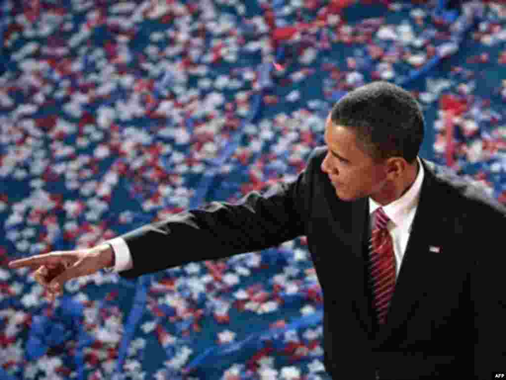 Переміг Барак Обама - На з’їзді Демократичної партії у Денвері 28 серпня 2008 року делегати підтримали сенатора Барака Обаму, який став першим за всю історію країни афроамериканцем, що балотується на президента від найбільшої політичної сили. Його напарником на посаду віце-президента офіційно став сенатор Джо Байден, запропонований самим Бараком Обамою. Сенатор зі штату Ілінойс Барак Обама з’явився на американській політичній арені лише 3 роки тому, але миттєво набув статусу молодої зірки. 45-річний юрист, який походить із родини першого покоління емігрантів, Барак Обама уособлює для багатьох «політику зміни» та «американську мрію». Барак Обама президентську кампанію проводив під гаслом зміни діяльності політичного істеблішменту Вашингтона.