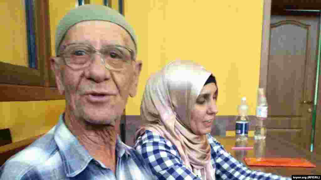 Железнодорожный суд Симферополя арестовал на десять суток 76-летнего активиста с болезнью Паркинсона. Сервера Караметова обвинили в том, что он вышел с одиночным пикетом к зданию крымского суда