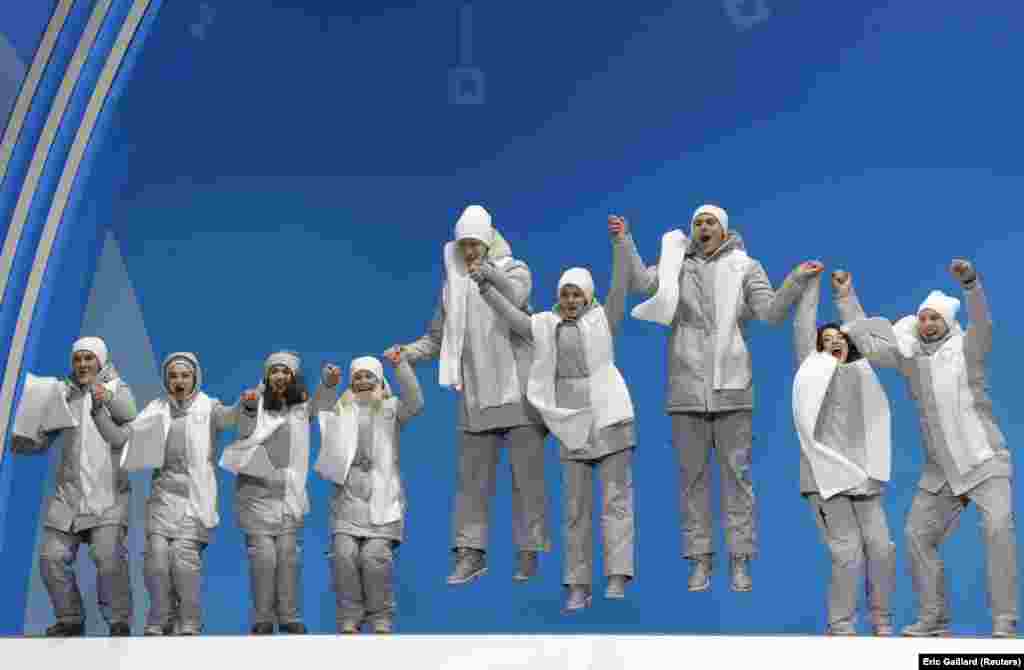 Фигурное катание: команда «Олимпийских спортсменов из России» радуется серебряным медалям на подиуме после получения второго места в командных свободных танцах. «Золото» досталось Канаде, а «бронза» – США