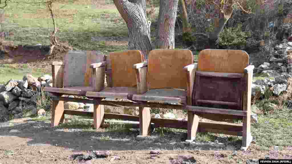 Кресла из клуба можно встретить в разных частях села – эти стоят у дороги