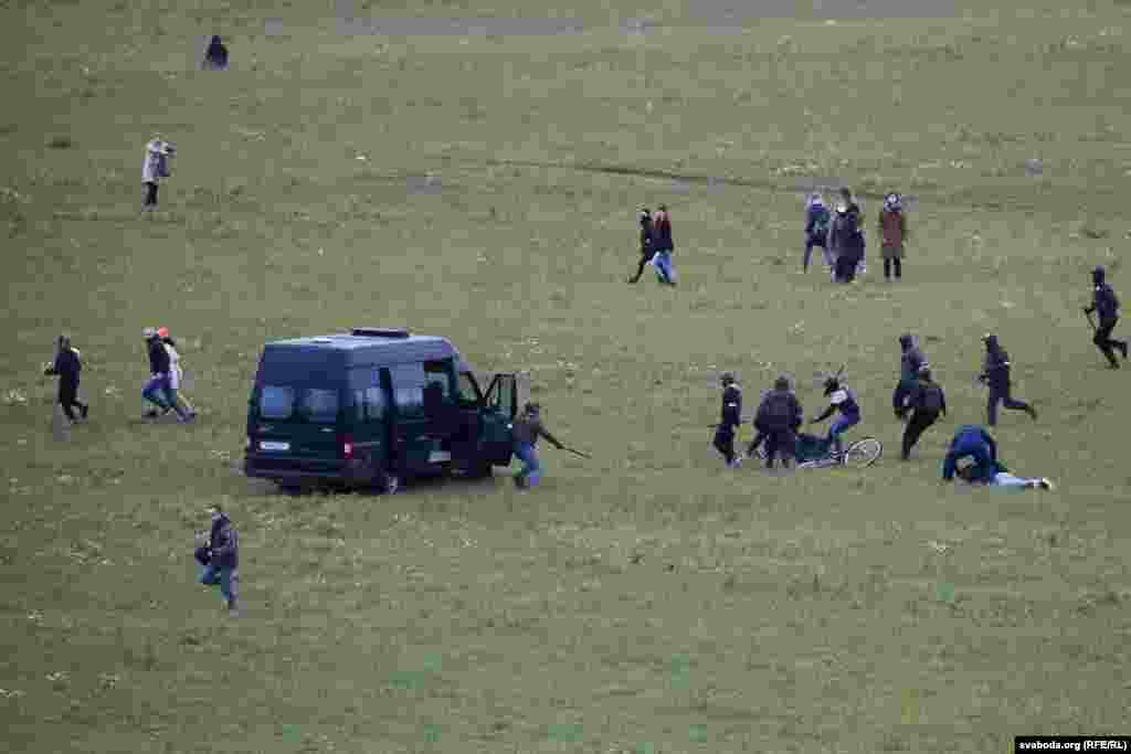 Силовики без розпізнавальних знаків б’ють велосипедистів