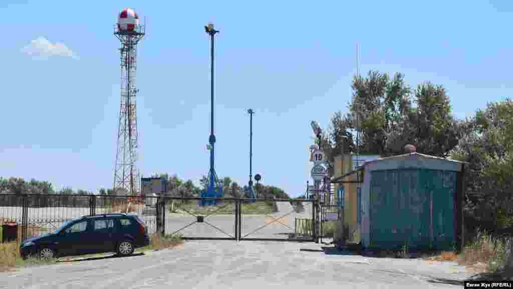 На косе Беляус располагается портопункт «Донузлав» Евпаторийского морского торгового порта – это его КПП