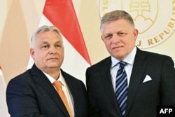 Прем'єр-міністр Угорщини Віктор Орбан (ліворуч) та прем'єр-міністр Словаччини Роберт Фіцо під час офіційної церемонії зустрічі 28 квітня 2025 року в Братиславі, Словаччина