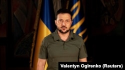 Про кількість похованих біля Ізюма людей ще зарано говорити, слідчі дії тривають - каже Володимир Зеленський