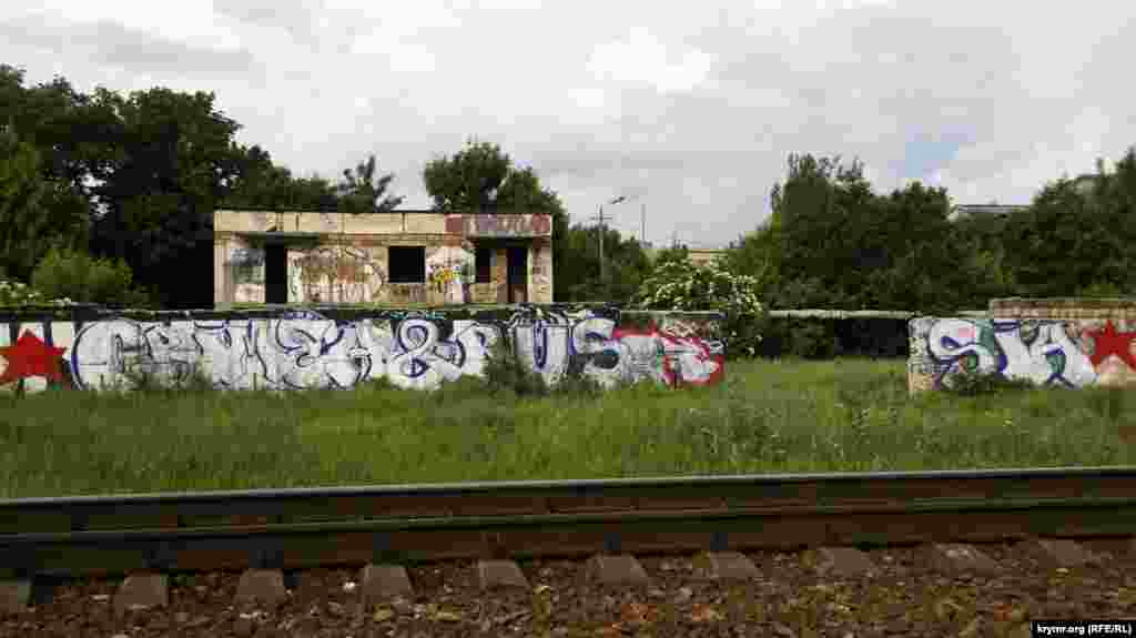 …здесь же часть этой надписи кто-то закрасил лозунгом «Crimea & Russia»