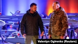 Президент України Володимир Зеленський і головнокомандувач ЗСУ Олександр Сирський (праворуч) на виставці українських безпілотників-ракет «Пекло» у День Збройних сил України. Київ, 6 грудня 2024 року