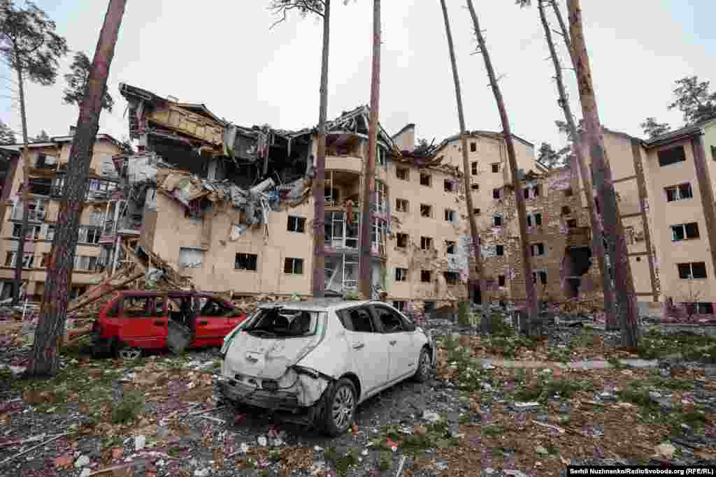 2 березня 2022 року російські війська завдали авіаудару по Ірпеню з двох Су-25. Дві ракети вдарили по житловому будинку на Гостомельському шосе. За декілька днів російські війська увійдуть у місто. Російські розтрощили цей ошатний будинок. Його демонтаж розпочали ще у вересні 2022-го. У грудні 2024-го, за фінансової участі міжнародних організацій, на тому місці почали зводити новий житловий будинок.Ліворуч фото від 2 березня 2022, праворуч – березень 2025 року