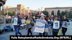 У Дніпрі ввечері 10 травня на площі Героїв Майдану громадські активісти організували акцію на підтримку ув’язненого в Росії українця Олега Сенцова та інших політв’язнів Кремля, а також полонених українських моряків