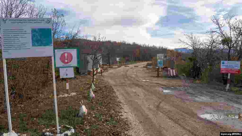 Эта разбитая дорога к несуществующему селу Шелковичное (до 1948 года – Темеш) фактически отделяет санитарную зону водохранилища (справа) от территории угодий охотничьего клуба «Кермен» у границы с Крымским природным заповедником