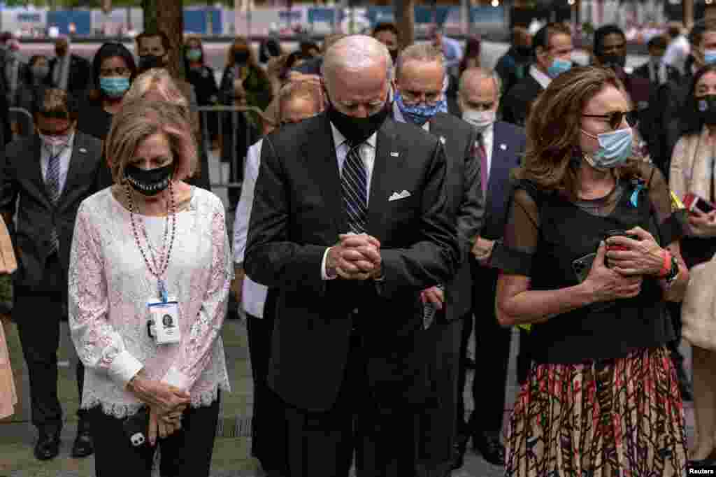 Кандидат у президенти США від Демократичної партії та колишній віцепрезидент Джо Байден під час хвилини мовчання у пам'ять про загиблих під час терактів 11 вересня. Внаслідок нападу загинуло 2 996 людей, більш ніж 6 000 отримали поранення. Таким чином, теракт став найбільшим в історії за кількістю жертв