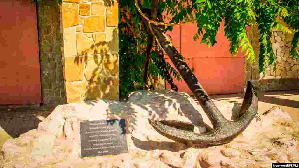 Надпись на памятнике: «Якорь поднят со дна Коктебельской бухты и установлен в честь памяти моряков-черноморцев, павших у берегов Крыма во время Великой Отечественной Войны 1941-1945 гг». Установлен монумент в мае 2009 года