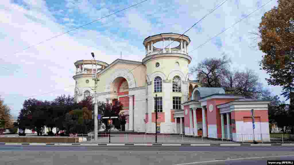 Одна из достопримечательностей города – кинотеатр «Симферополь»