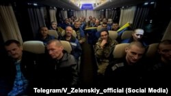 Українські військові прямують додому після обміну, 30 грудня 2024 року