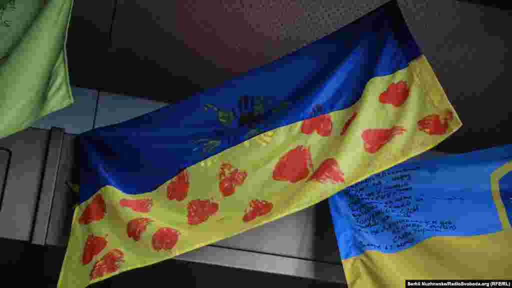 Флаг с отпечатками детских ладошек – талисман, который подарили бойцам батальона особого назначения «Киев-1» воспитанники столичного детского сада № 474 «Украиночка»