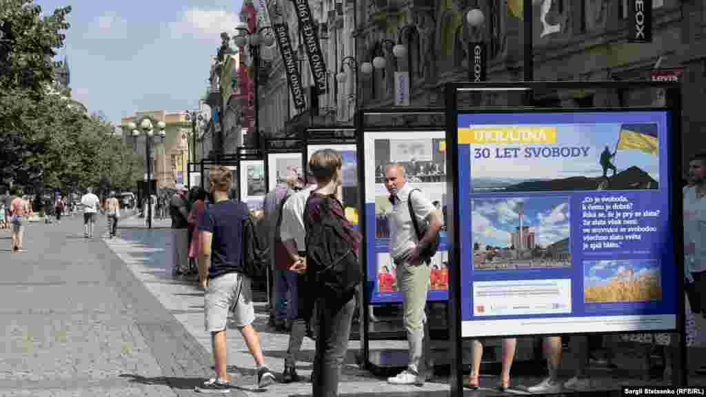 Виставка «30 років свободи» зібрала у собі 16 колажів зі світлин, які розповідають про визначні етапи України протягом років незалежності