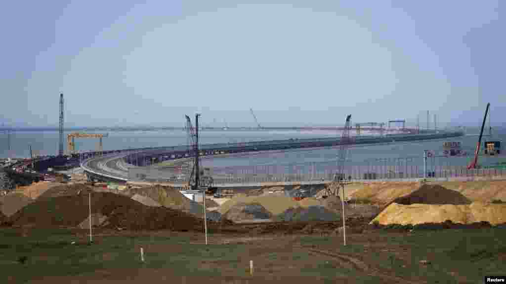 Про завершення асфальтування Керченського мосту будівельники відзвітували 26 квітня