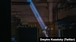 7 травня 2022 року. Бункер «Азовсталі» у Маріуполі. Український боєць у промені світла, яка потрапляє у підземелля через отвір, від влучення російської бомби. Світлина оборонця «Азовсталі» Дмитра Козацького