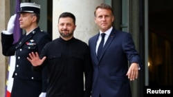 Президент України Володимир Зеленський (л) повідомив, що 7 вересня мав розмову з президентом Франції Емманюелем Макроном (фото ілюстративне)