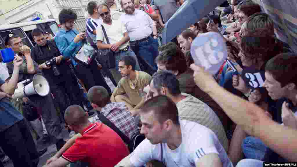 На постоянные требования сотрудников полиции разойтись, собравшиеся скандировали "Мы имеем право!"