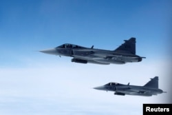 Истребители Saab JAS 39 Gripen Шведских ВВС при выполнении миссии