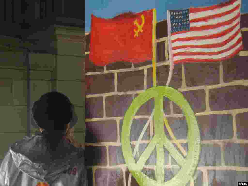 Художні інсталяції уздовж колишнього маршруту стіни