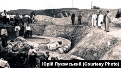 Розкопки Успенського собору в Крилосі археологом Ярославом Пастернаком, 1937 рік. Фото з архіву Юрія Лукомського