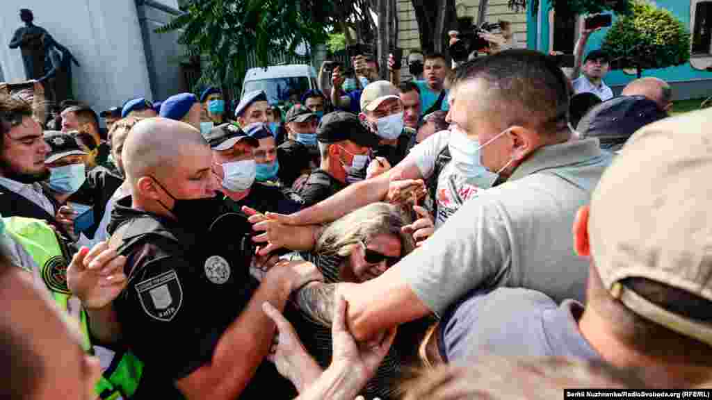 Після затримання активіста люди, які зібралися, скандували: «Відпускай!». Також відбулася невелика сутичка між активістами і правоохоронцями