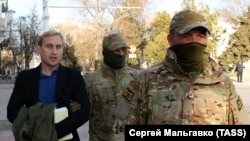 Глава российской администрации Евпатории Андрей Филонов (слева) задержан после обысков в здании администрации