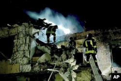 Рятувальники розбирають завали після атаки російського безпілотника в Одесі 23 квітня 2024 року