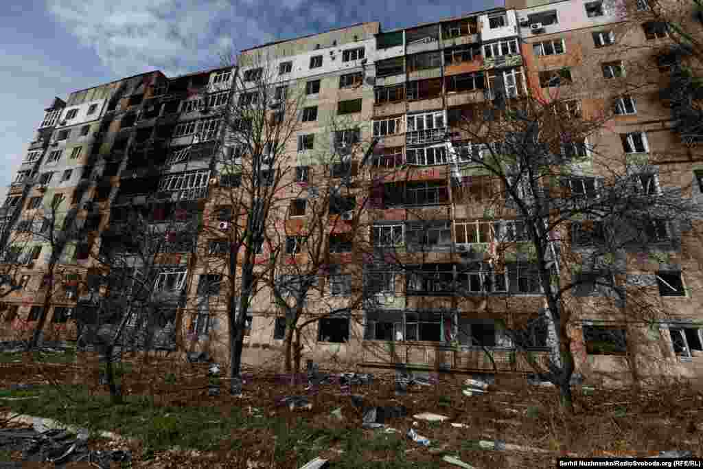 Випалений житловий будинок в Авдіївці, листопад 2023 року. В останні тижні битви за місто, яка завершилася у лютому 2024 року, там вже не залишалося жодної вцілілої будівлі. За даними командувача ОСУВ «Таврія» Олександра Тарнавського, окупація міста обійшлася Росії втратою 47 тисяч її солдатів. Влада Росії відкрито не говорить про втрати своєї армії в окремих битвах та війні загалом