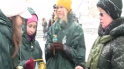 Пластуни роздають Вифлеємський вогонь на Хрещатику Пластуни роздають Вифлеємський вогонь на Хрещатику