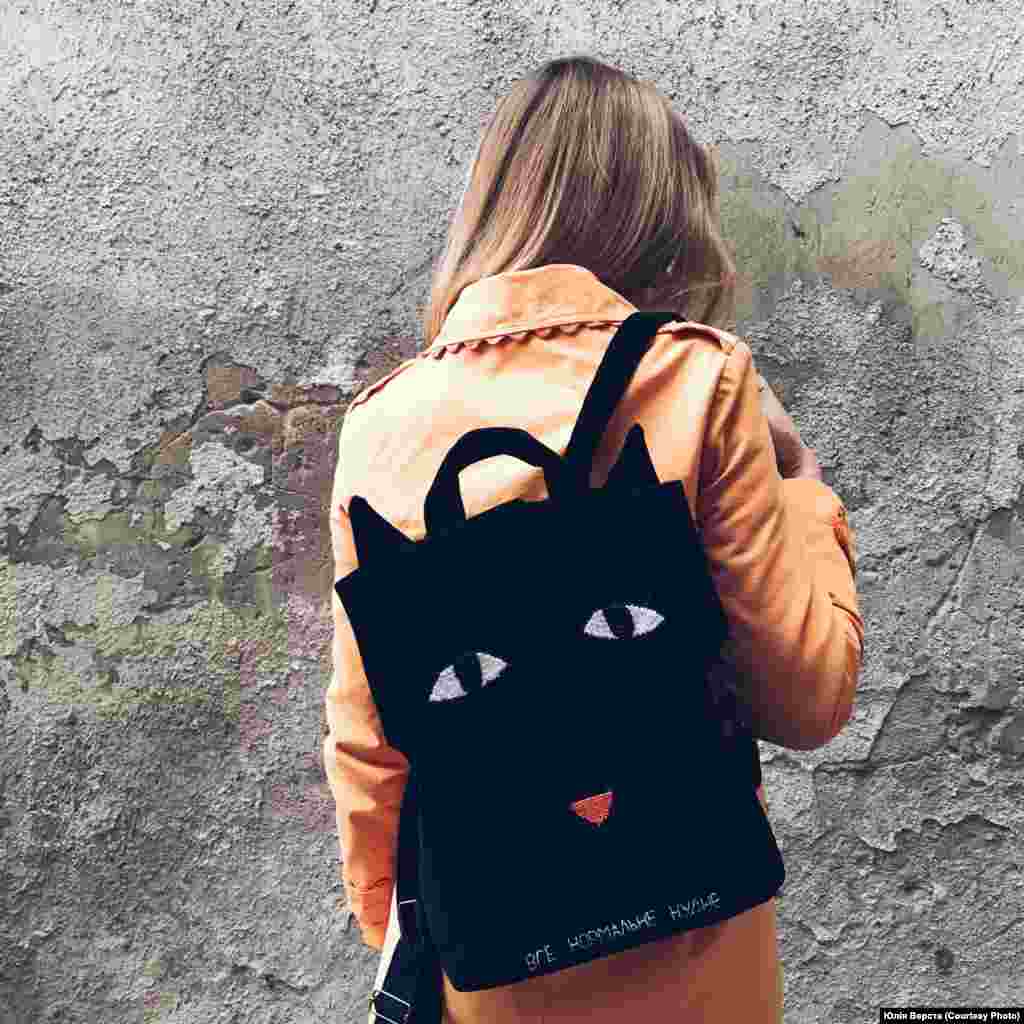 Рюкзак зі слоганом «Все нормальне нудне»